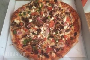 PIZZAlicious_food_in_Restaurant___Paros